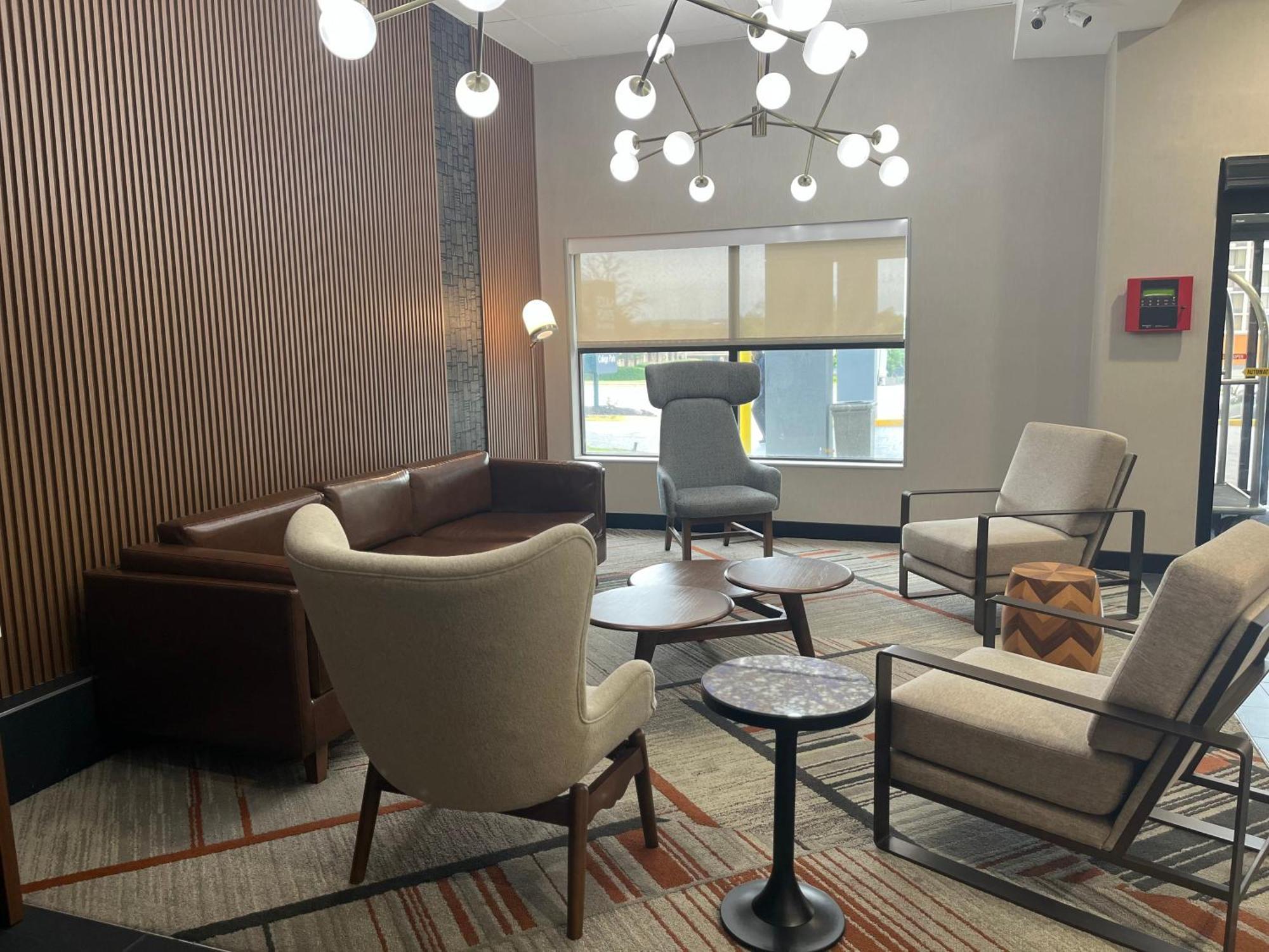 Best Western Plus Hotel&Suites Airport South Forest Park Extérieur photo